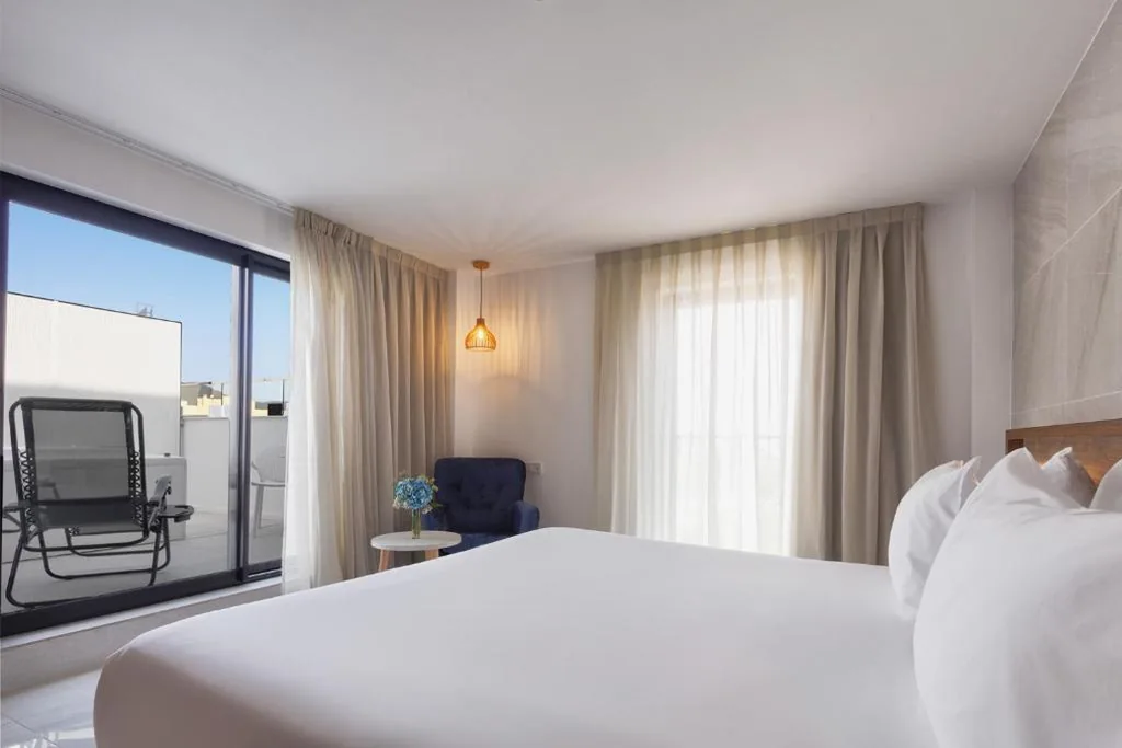 带室外按摩浴缸的总统套房 — Eurostars Puerto de Ibiza