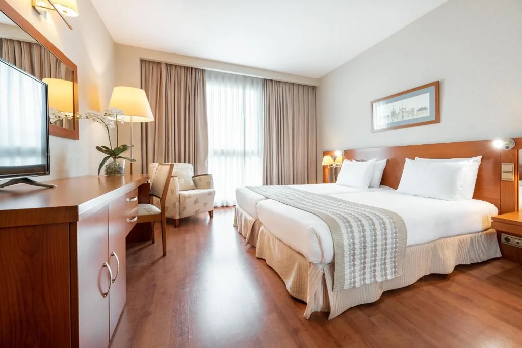 2 Doppelzimmer mit Verbindungstür — Eurostars San Lazaro