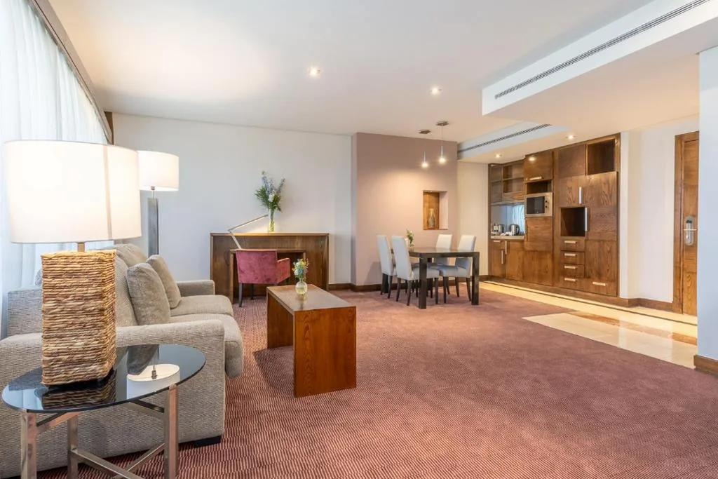 带水力按摩浴缸的Premium Suite — Eurostars Suites Mirasierra