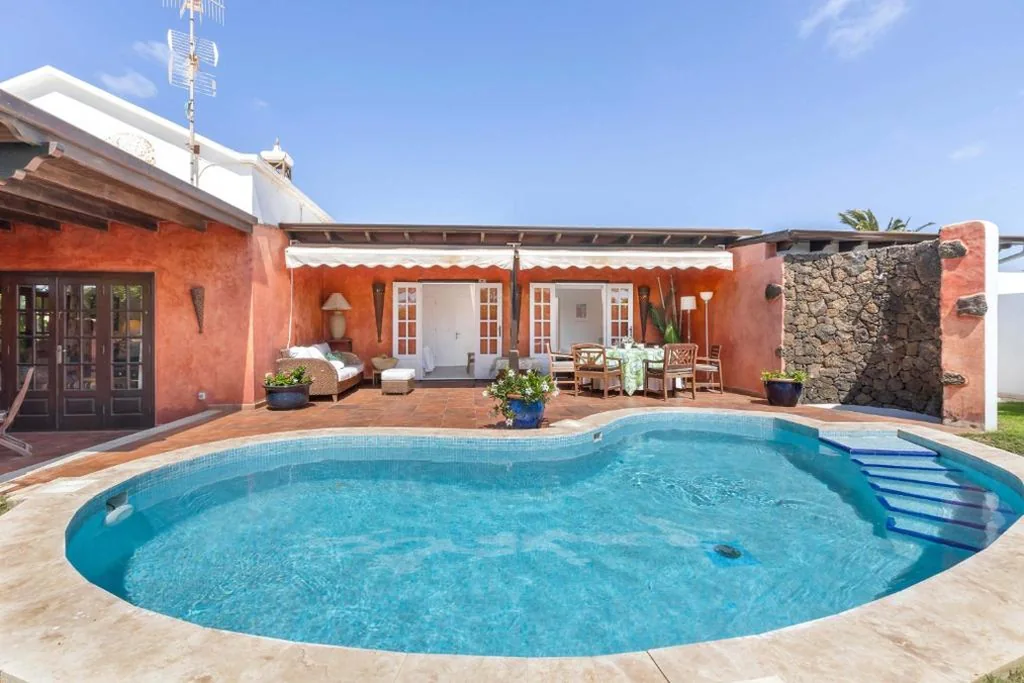 Evergreen Saltwater Pool Villa by Bayside
