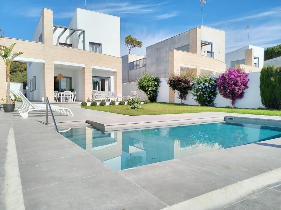 Exclusiva Villa Lujo con piscina privada by Chiclana Dreams
