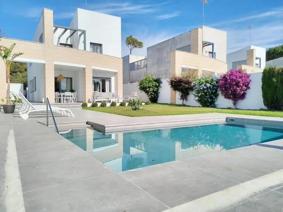 Villa — Exclusiva Villa Lujo con piscina privada by Chiclana Dreams