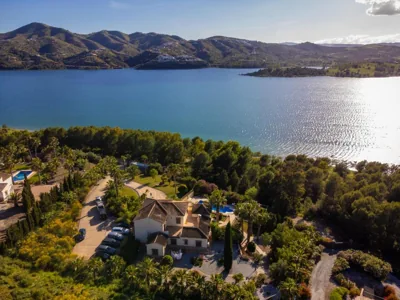 Exclusive Lakeside Villa with Private Pool & Total Privacy — foto 9