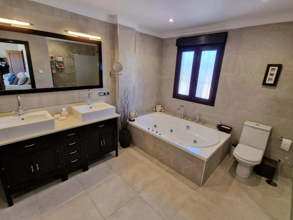 Moradia com piscina privada — Exclusive Lakeside Villa with Private Pool & Total Privacy