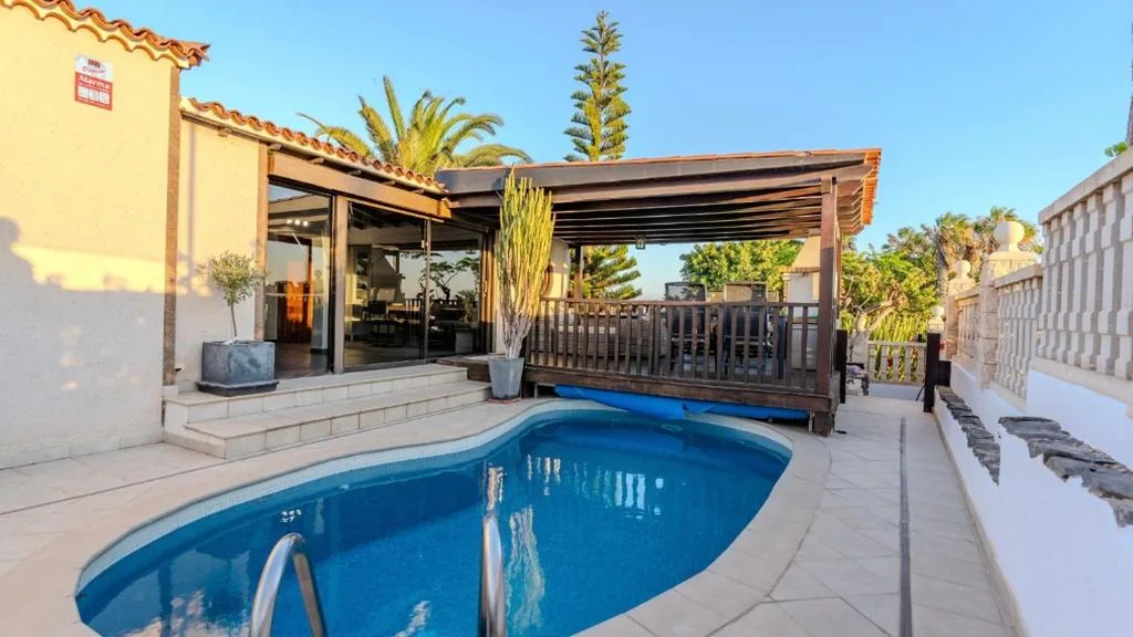 Exclusive Oceanfront Villa with Pool & Golf Views