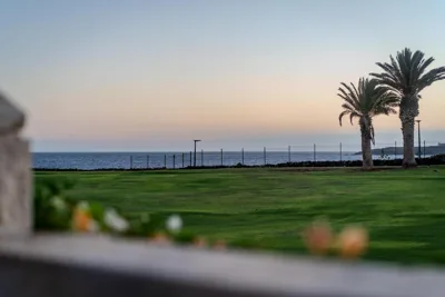 Exclusive Oceanfront Villa with Pool & Golf Views — photo 10