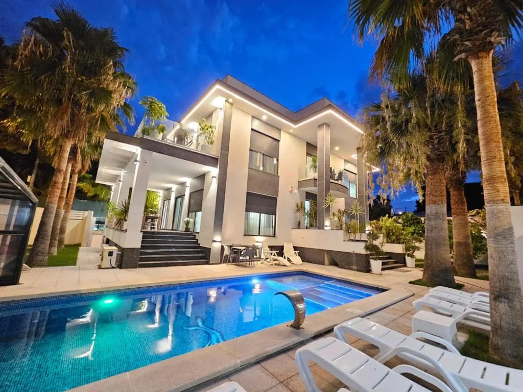 别墅 — Exclusive Villa City, Beach & Golf