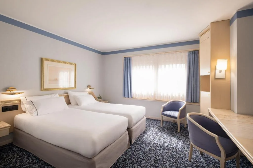 Camera Doppia — Exe Boston