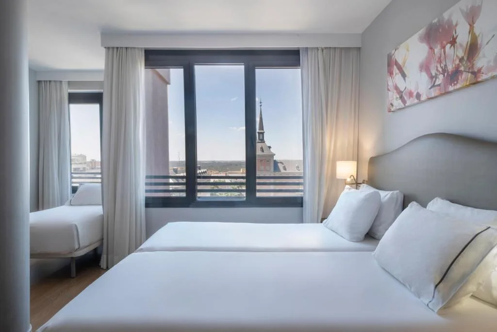 Doppelzimmer mit Zustellbett – 1 oder 2 Betten — Exe Moncloa