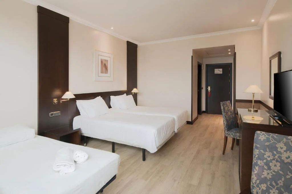 Standardzimmer (3 Erwachsene) – 1 oder 2 Betten — Exe Oviedo Centro