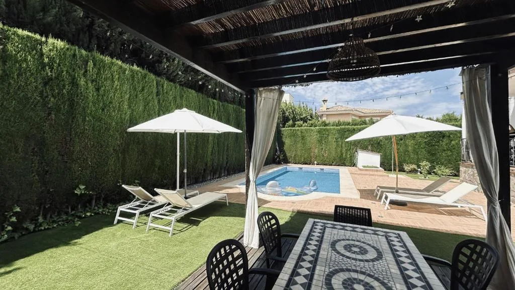 Casa de 5 dormitorios — Extraordinaria Villa con piscina y chimenea