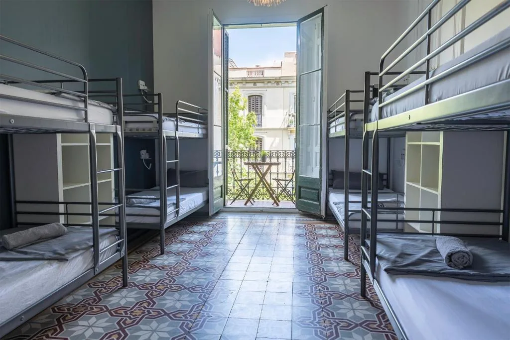Posto letto in dormitorio misto da 8 letti con bagno in comune — Fabrizzio's Petit