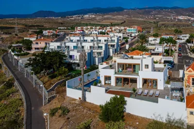 Fabulous contemporary 5 bedroom villa with private heated pool, sleeps max 13 — foto 3