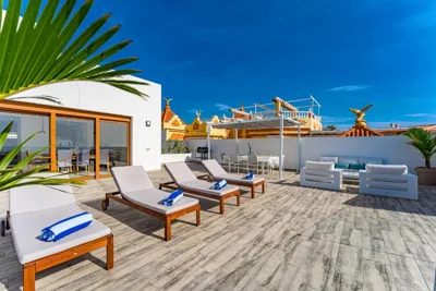 Fabulous contemporary 5 bedroom villa with private heated pool, sleeps max 13 — foto 5