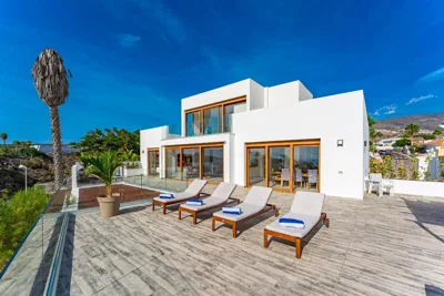 Fabulous contemporary 5 bedroom villa with private heated pool, sleeps max 13 — foto 6