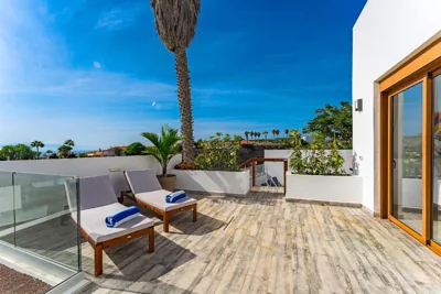 Fabulous contemporary 5 bedroom villa with private heated pool, sleeps max 13 — foto 8