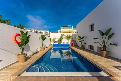 Fabulous contemporary 5 bedroom villa with private heated pool, sleeps max 13 — foto 12