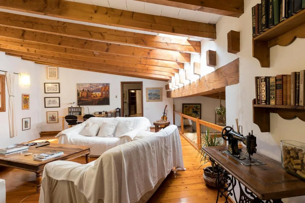 Fabulous Rustic Villa Set On Mountain With Unique Views