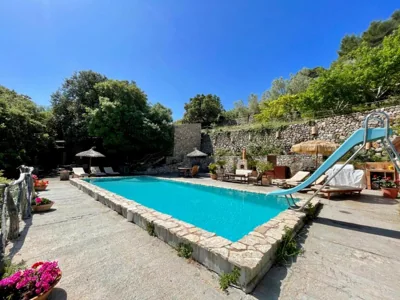 Fabulous Rustic Villa Set On Mountain With Unique Views — foto 12
