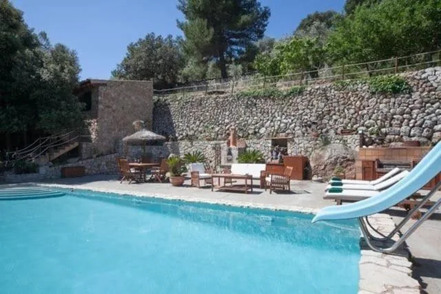 Moradia com 3 quartos — Fabulous Rustic Villa Set On Mountain With Unique Views