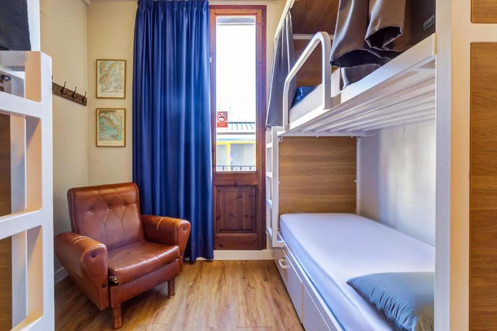 Bett im gemischten Mehrbettzimmer mit 10 Betten — Factory Hostels Barcelona