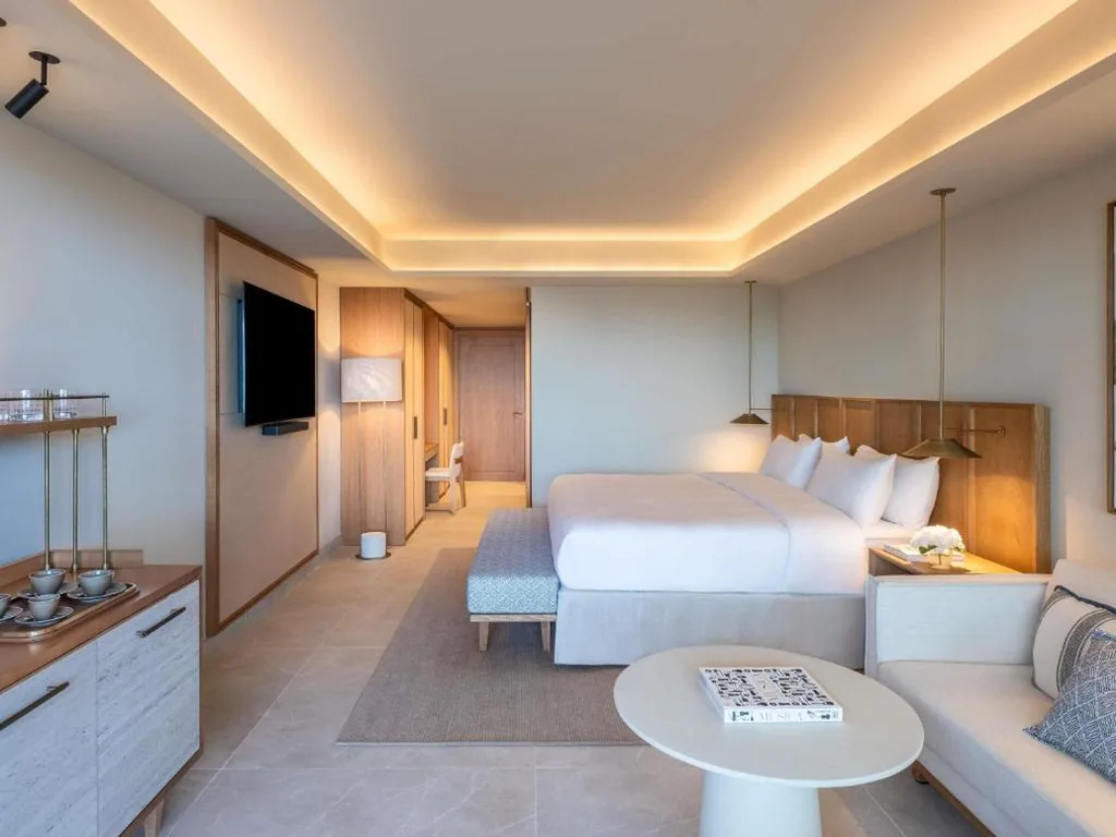 FAIRMONT ACCOMMODATION WITH GOLF COURSE VIEWS: king-size bed, 56 m², sofa, large outdoor terrace, direct views of the golf course — Fairmont La Hacienda Costa del Sol