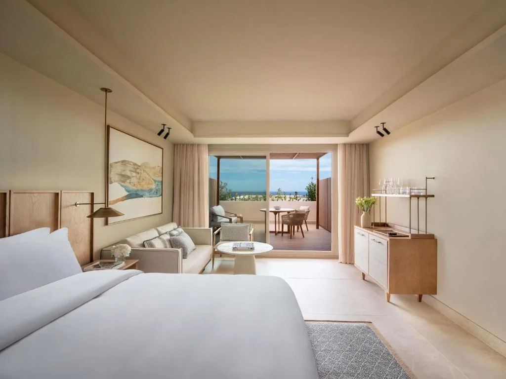 56 M² DELUXE ROOM: king-size bed, sea views, sofa, large outdoor terrace, tea and coffee facilities — Fairmont La Hacienda Costa del Sol