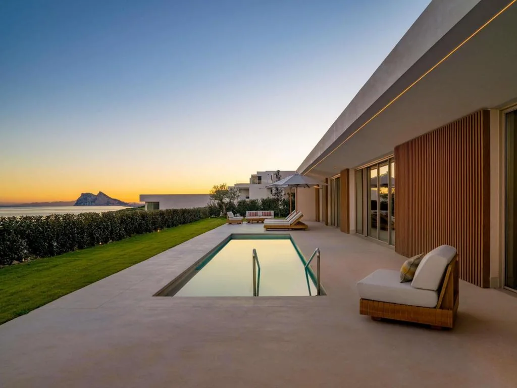 3-BEDROOM SUITE WITH SEA VIEWS: 2 king-size beds and 1 large bed, pool, 370 m², fully equipped kitchen and living room — Fairmont La Hacienda Costa del Sol
