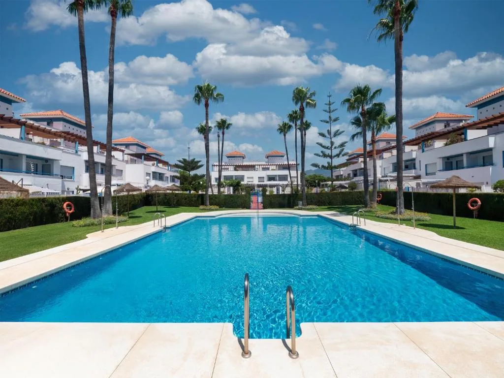 Haus mit 4 Schlafzimmern — Family Fairways I Spacious 4-Bedroom Townhouse Near Beach & Golf, Estepona