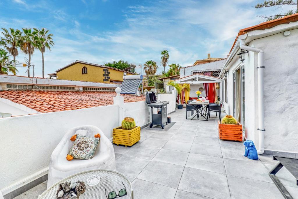 Family Villa with Terrace, Hot Tub, AC, Pool, View and Grill in Chayofa