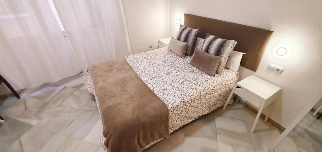 Suite con vistas a la ciudad — Fan Rooms Duquesa
