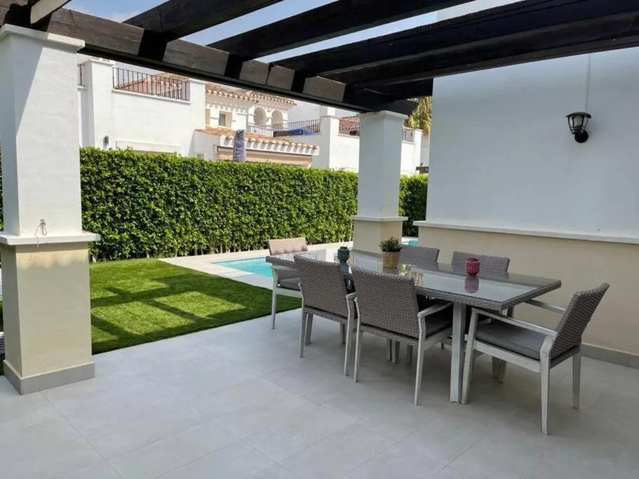 Villa con piscina privada — Fantastica villa con piscina en gran golf resort