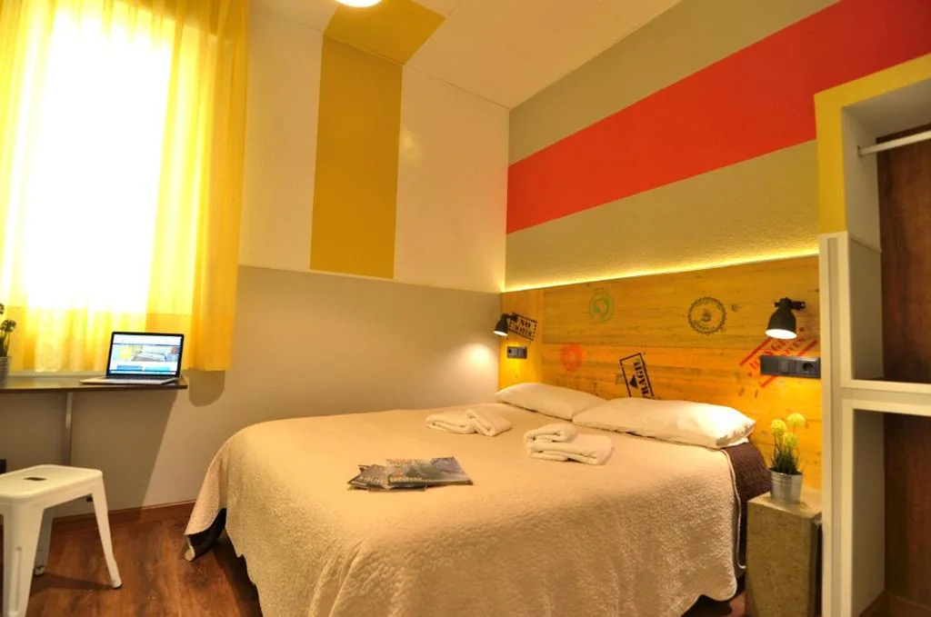 Tweepersoonskamer met gedeelde badkamer — Far Home Atocha