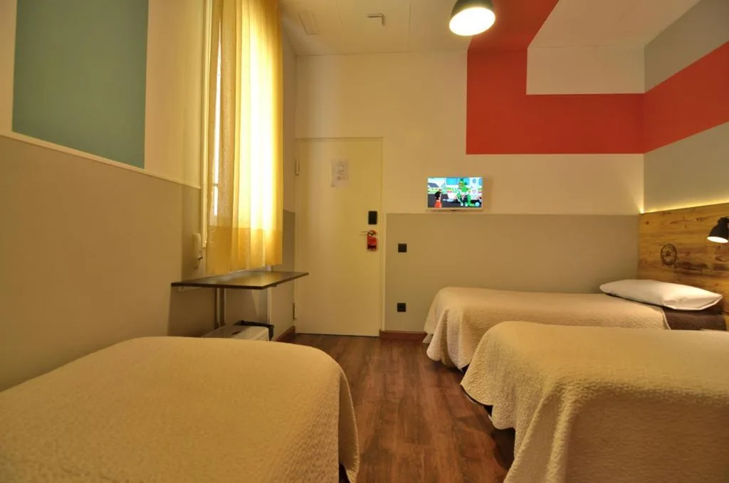 Driepersoonskamer met eigen badkamer — Far Home Atocha
