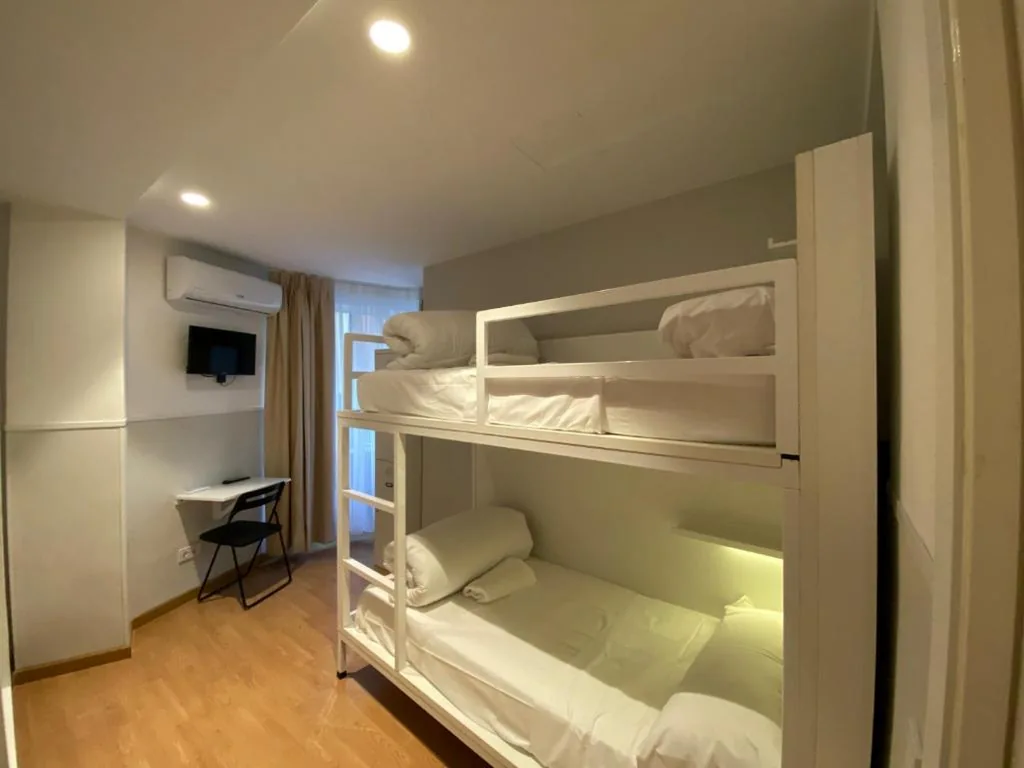 Vierbettzimmer mit eigenem Bad — Far Home Gran Vía
