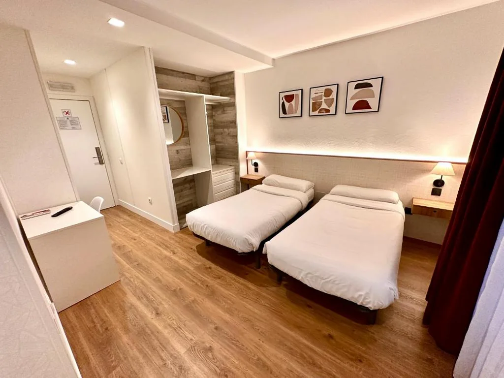 Doppelzimmer mit eigenem Bad – 2 Betten — Far Home Gran Vía
