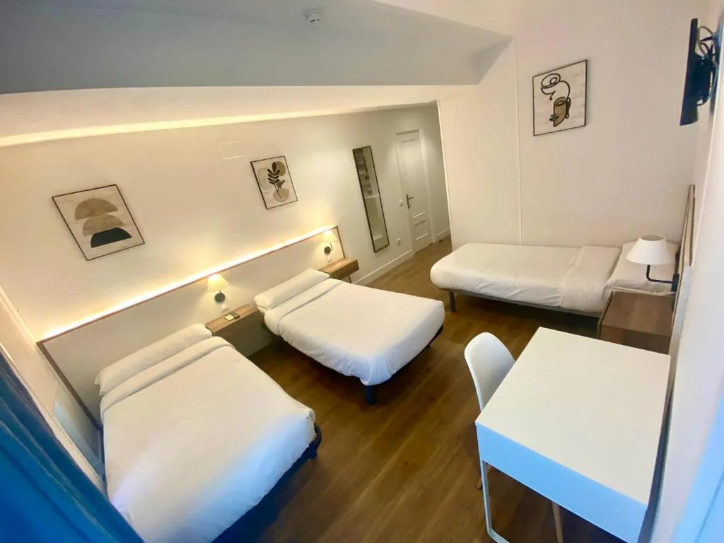 Dreibettzimmer mit eigenem Bad — Far Home Gran Vía