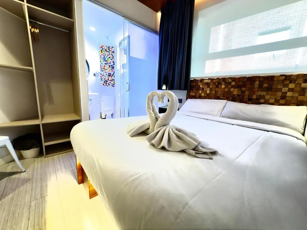 Chambre double avec salle de bains privative — Far Home Suites