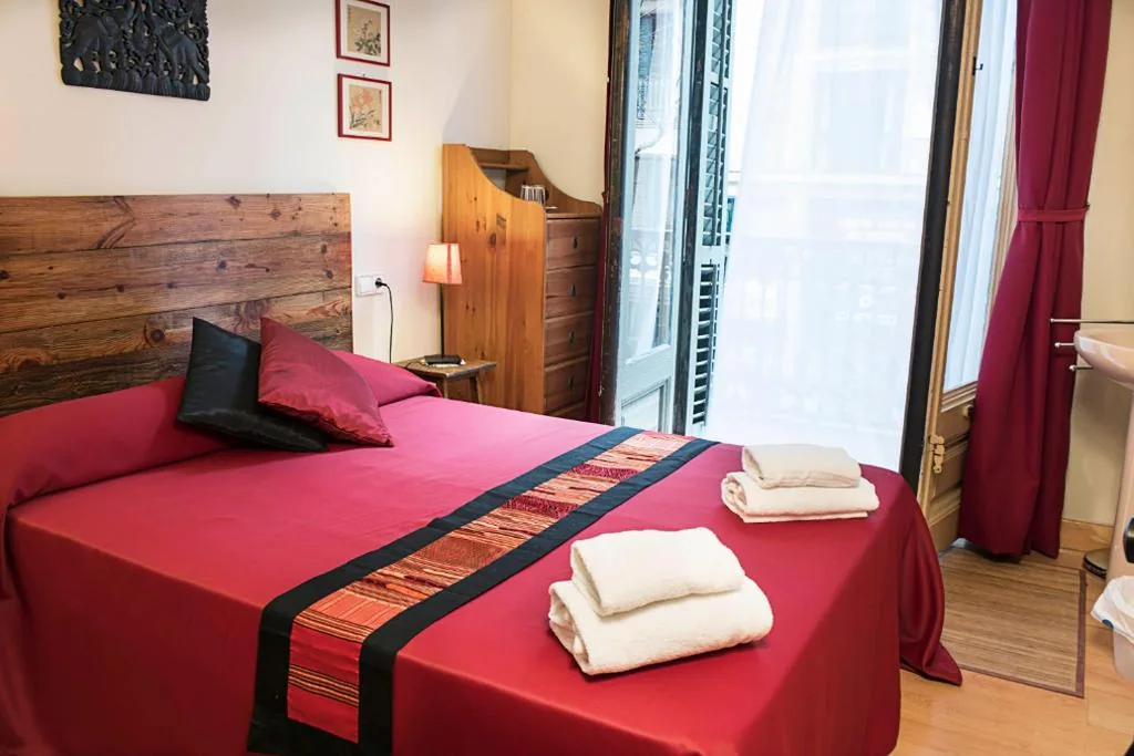 Budget Double Room with Balcony and Shared Bathroom — Fashion House