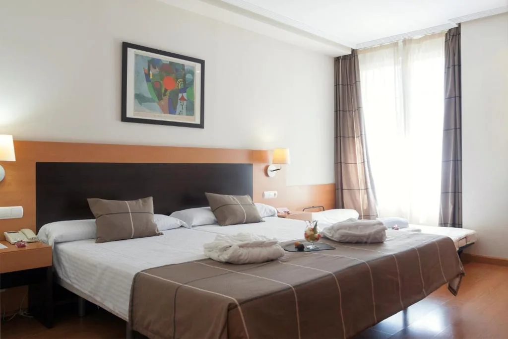 Habitación Doble con cama supletoria - 1 o 2 camas (2 adultos + 1 niño) — FC Infantas de León