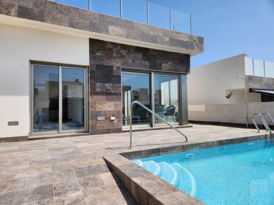 Fee4Me Villa, Pool, Roofterrace & Relax