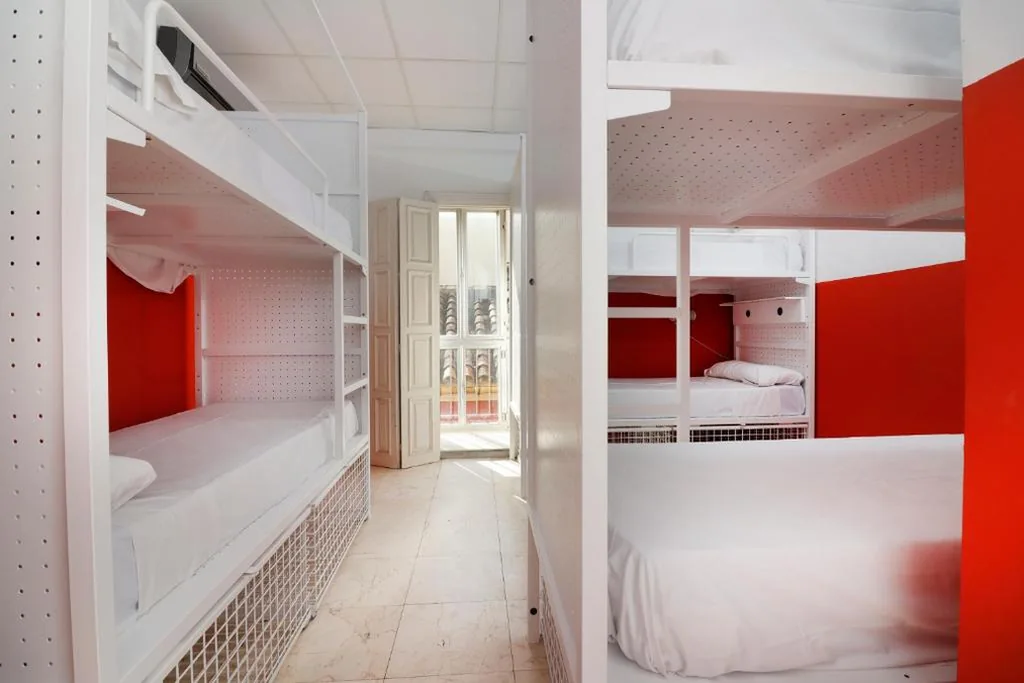 Bett im Schlafsaal mit 8 Betten — Feel Hostels City Center