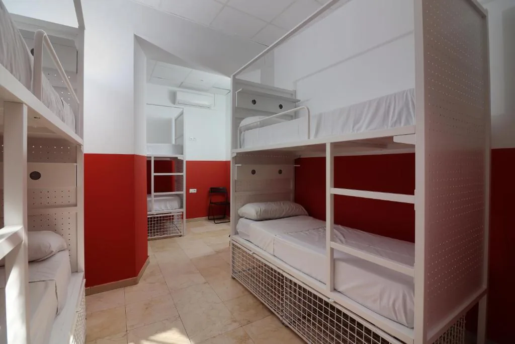 Bett im Frauenschlafsaal mit 6 Betten — Feel Hostels City Center