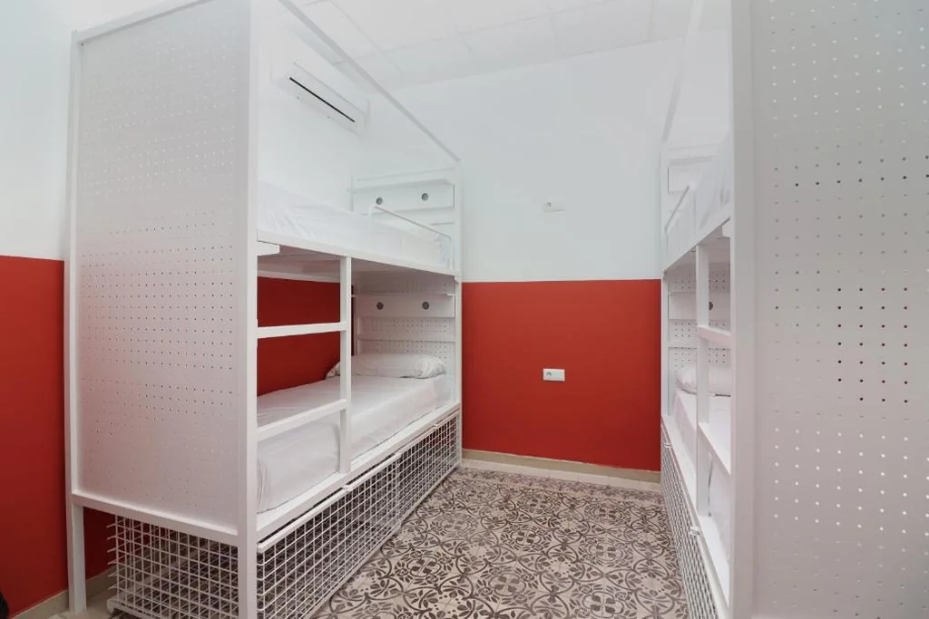Bett im Frauenschlafsaal mit 8 Betten — Feel Hostels City Center