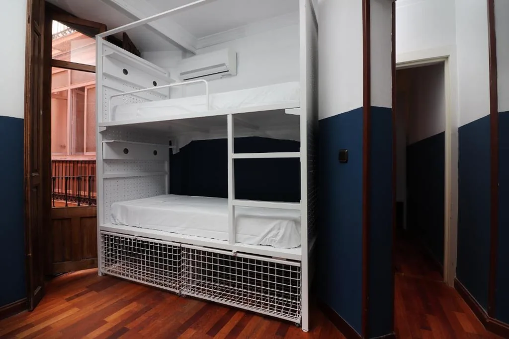 Bett im gemischten Schlafsaal mit 12 Betten und eigenem Bad — Feel Hostels City Center