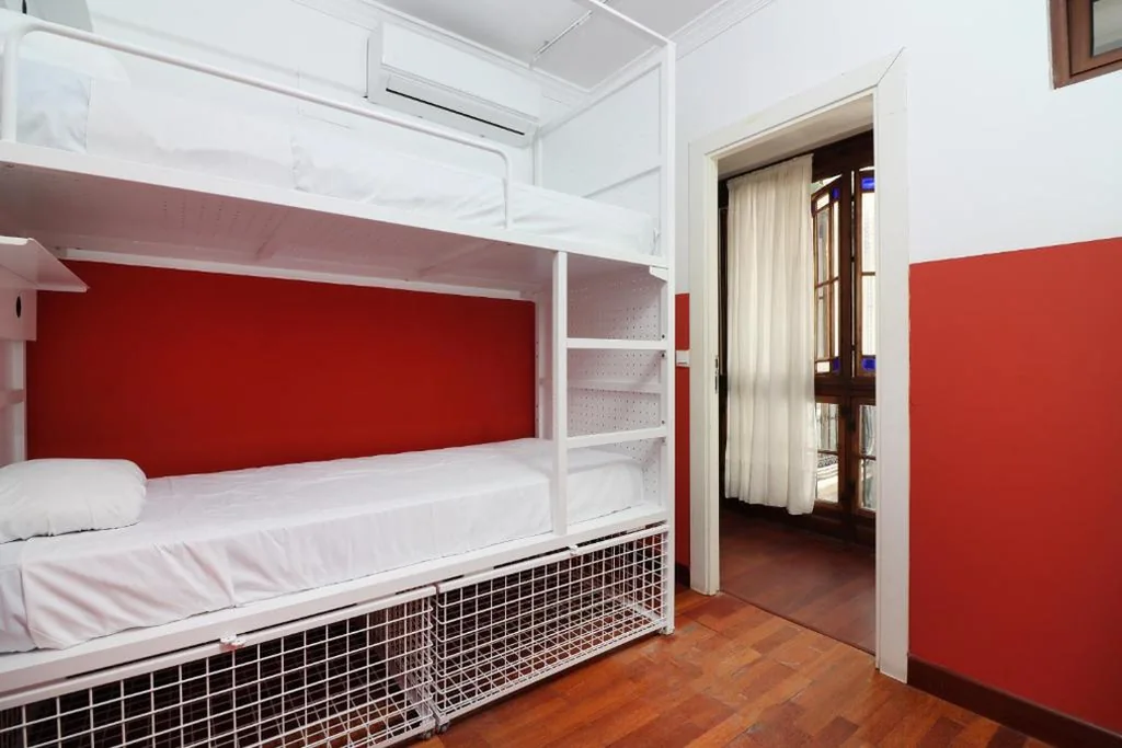 Bett im gemischten Schlafsaal mit 4 Betten — Feel Hostels City Center