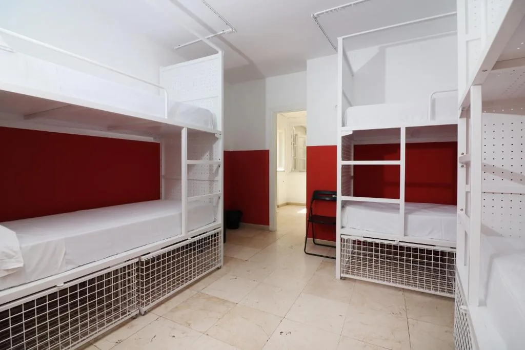 Bett im gemischten Schlafsaal mit 6 Betten — Feel Hostels City Center