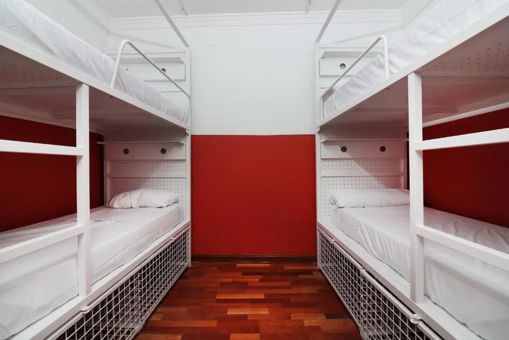 Bett im gemischten Schlafsaal mit 8 Betten und eigenem Bad — Feel Hostels City Center