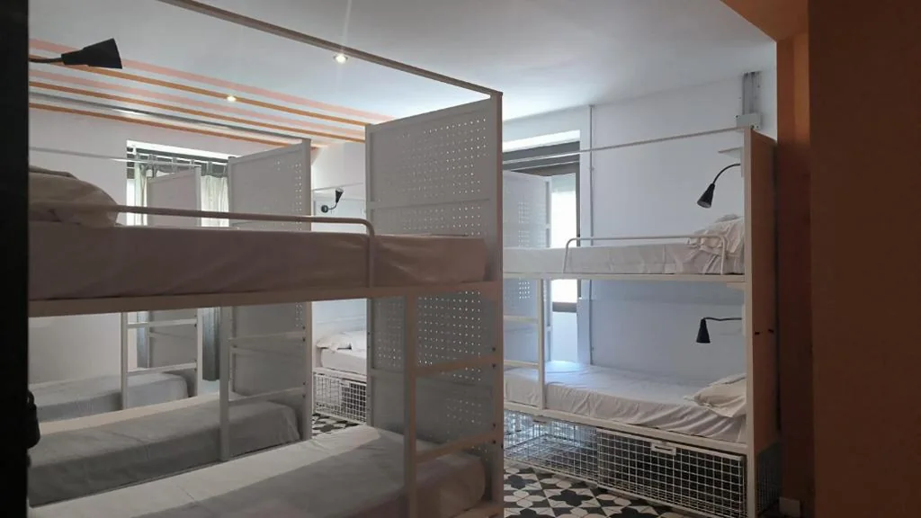 Posto letto in dormitorio misto da 10 letti con bagno privato — Feel Hostels Soho Malaga