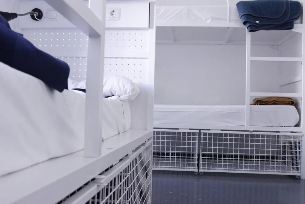 Posto letto in dormitorio misto da 6 letti con balcone — Feel Hostels Soho Malaga